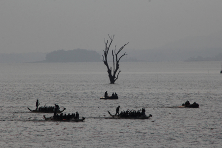 Festival Perahu Naga di Danau Rusa
