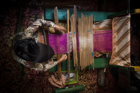 Pengrajin Songket Tradisional Palembang