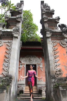 Arsitektur Bangunan dan Pakaian Adat Perempuan Bali