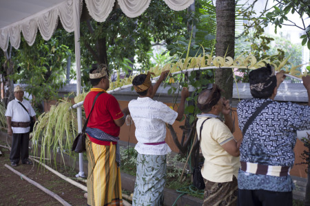 Merangkai Kolong-Kolong / Rantai Ke Bambu Penjor