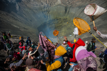 Kasodo dan para penangkap persembahan di kawah gunung Bromo