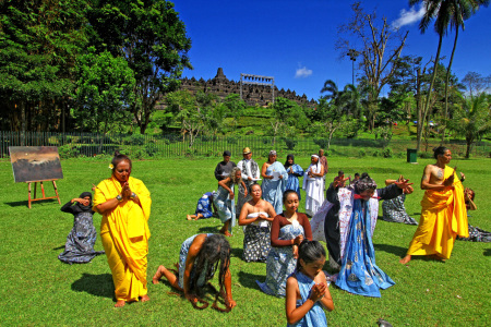 Pementasan Budaya Lintas Agama di Candi Borobudur