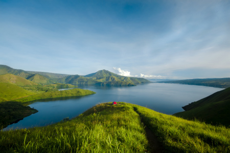 Pemandangan Danau Vulkanik Terbesar di Indonesia