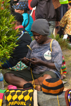 Mama Pengrajin Noken Papua