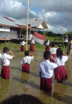 Upacara Bendera disaat bencana banjir di Desa 3T