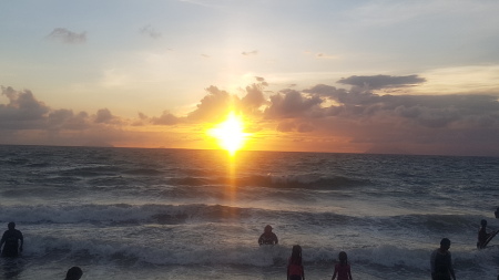Menikmati sunset di Pantai Anyer