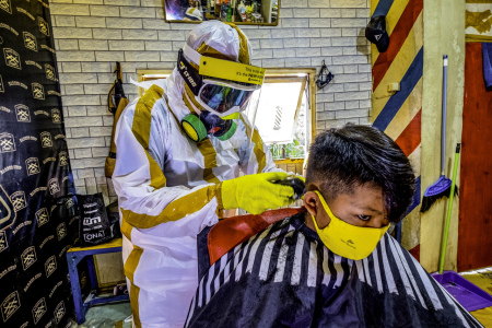Barbershop dengan APD buatan sendiri