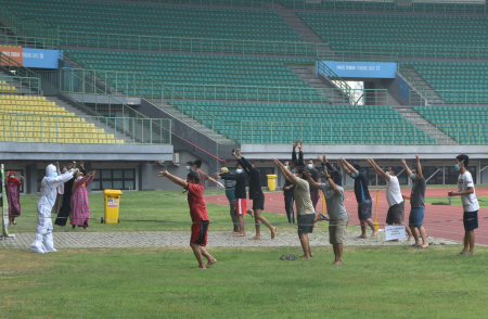 Senam Covid-19 di Stadion Patriot Candrabhaga Kota Bekasi