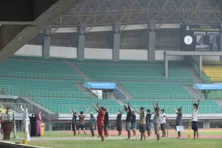 Senam Covid-19 di Stadion Patriot Candrabhaga Kota Bekasi