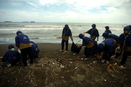 Pelajar Peduli Sampah Pantai