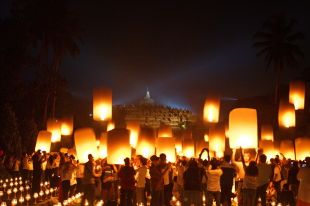 Pelepasan Ribuan Lampion dalam Perayaan Waisak 2563 BE