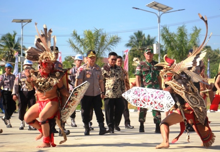 Indonesia Kaya Adat dan Budaya, Tarian Ulong Daâ€™a Hiasi Agenda Kapolri di Tanah Borneo