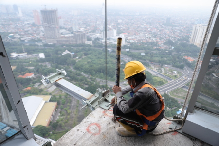 Pekerja di  Pembangunan Gedung Tinggi Surabaya