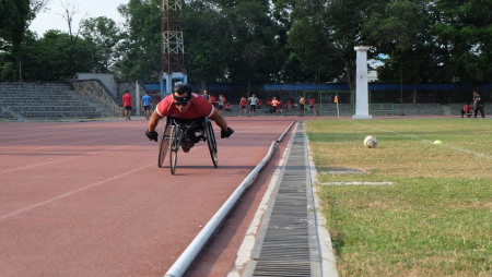 Doni Yulianto, Atlet cabor Balap Kursi Roda Sedang Berlatih
