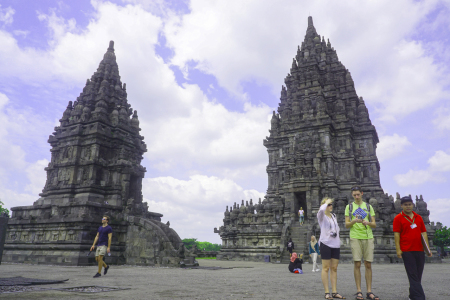 "Wisatawan Manca Negara Kunjungin Candi Prambanan"