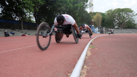Atlet Balap Kursi Roda Sedang Berlatih untuk Asian Para Games 2018