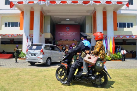 Wisuda Drive Thru Saat Pandemi Covid-19 di Semarang