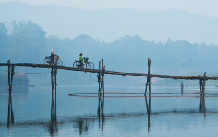 Aktivitas Pagi di Jembatan Sesek Pundong