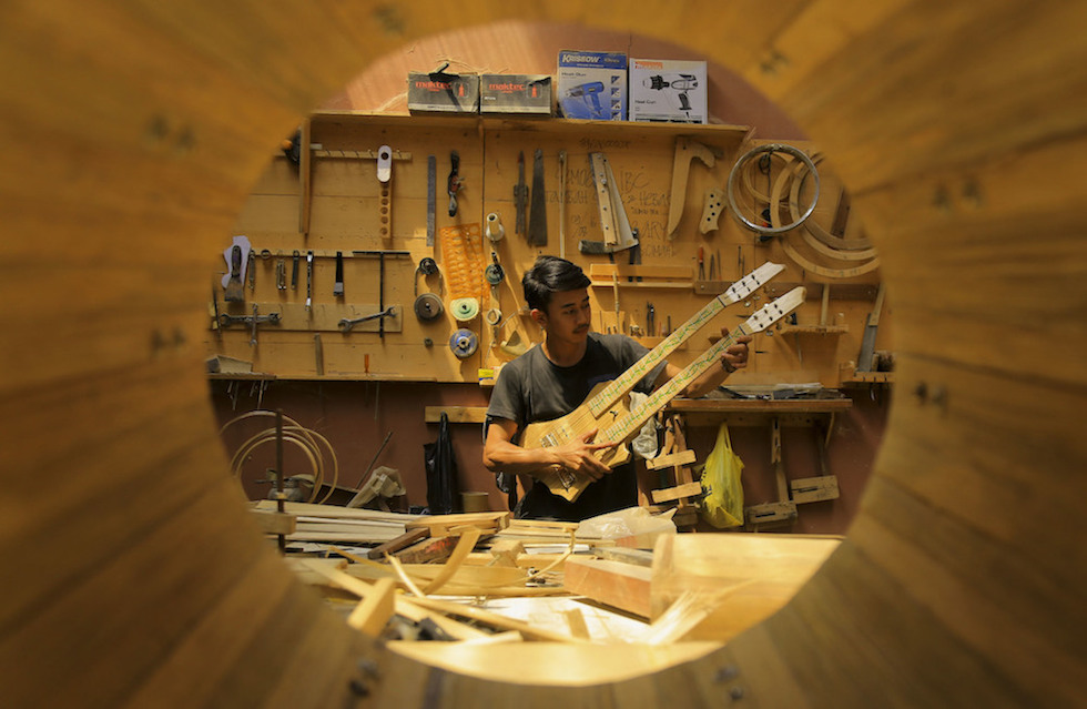 Produksi Gitar Bambu Cimahi Tembus Pasar Asia