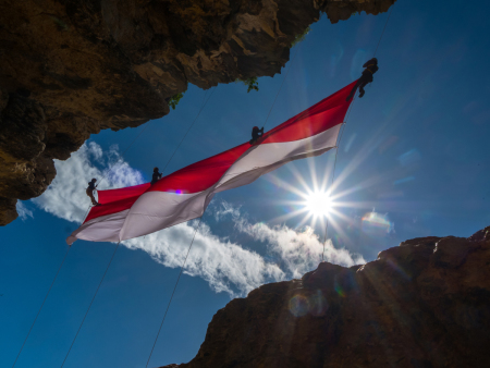 Merah Putih di Tebing Lampuuk