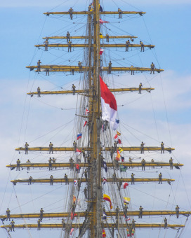 parade teruna teruni di kapal bima suci