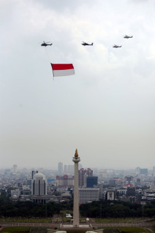 Membawa Bendra Merah Putih