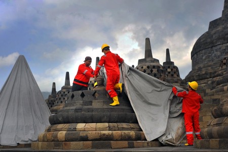 Melindungi Stupa Candi Borobudur