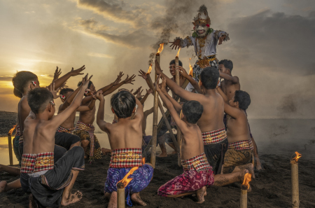 penari kecak cilik berlatih