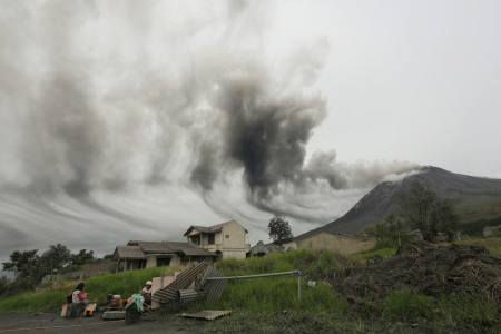 Aktivitas Warga di Kaki Gunung Sinabung