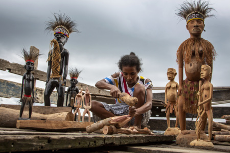 Mace pembuat patung papua