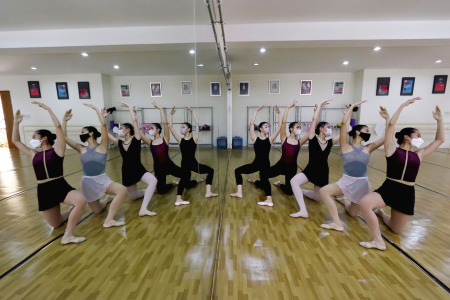 Semangat Berlatih Balet Tatap Muka di Tengah Pandemi Covid-19