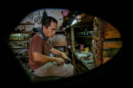 Semangat pengrajin sepatu Kulit Garut