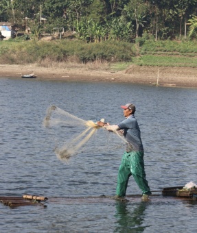 Nelayan Jaring Apung Waduk Saguling