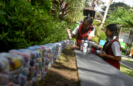 Menghias Taman Dengan Ecobricks