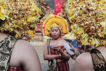 Tradisi rejang asak Bali