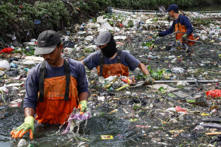 Aksi bersih sungai di Bandung