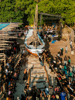 Tradisi Mendorong Perahu Tradisional Pinisi