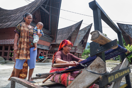 Kearifan Lokal Tenun Tradisional Desa Adat Ragi Hotang