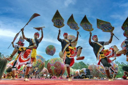 Pertunjukan Tari Tradisional di Festival Balon Wonosobo