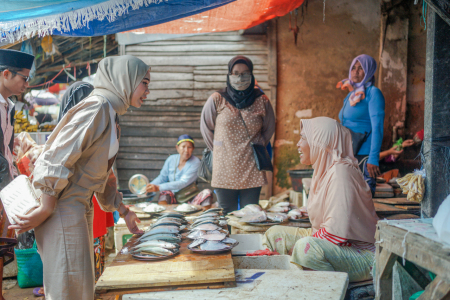 Pentingnya komunikasi dengan masyarakat lokal dalam membangun perekonomian masyarakat