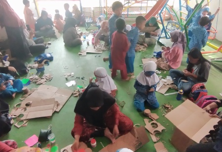 Membuat Bahan Belajar dari Bahan Daur Ulang oleh Anak dan Ibu