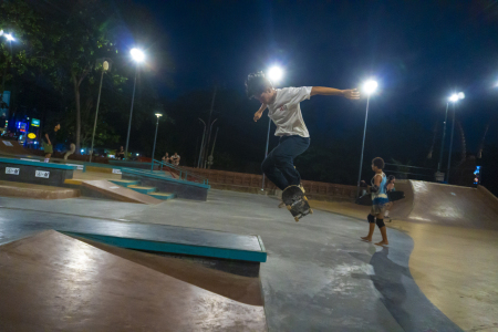 Main skateboard di malam hari