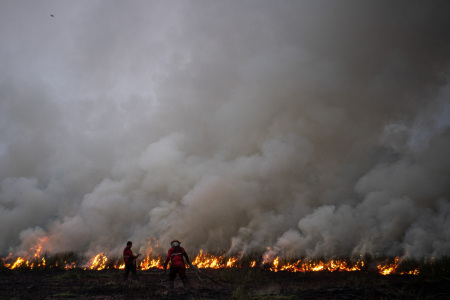 Upaya pemadaman kebakaran lahan di Ogan Ilir