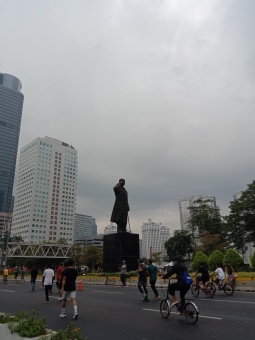 Optimisme Masyarakat Jakarta Kerumunan Aktif di Bawah Patung Sudirman