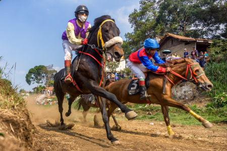 Semangat Para Joki Muda di Pacuan Kuda Tradisional Lembang