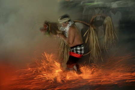 Sang Hyang Jaran (kuda) bermain api