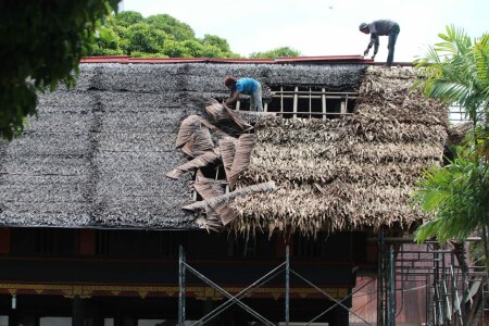 Perbaikan Atap Rumah Adat Aceh