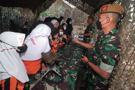 Semangat Para Pelajar di Pameran Alutsista TNI