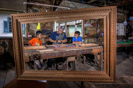 Semangat Sang Generasi Belajar Mewarisi Seni Ukir Tradisional