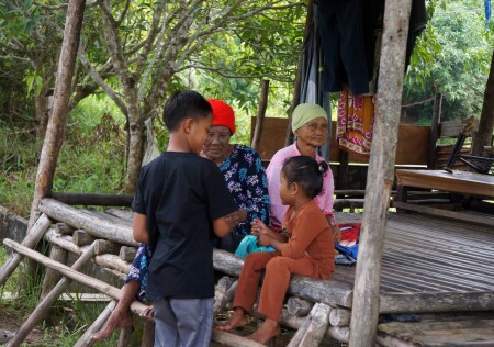 Mengajari Cucu Berhitung Menggunakan Jari